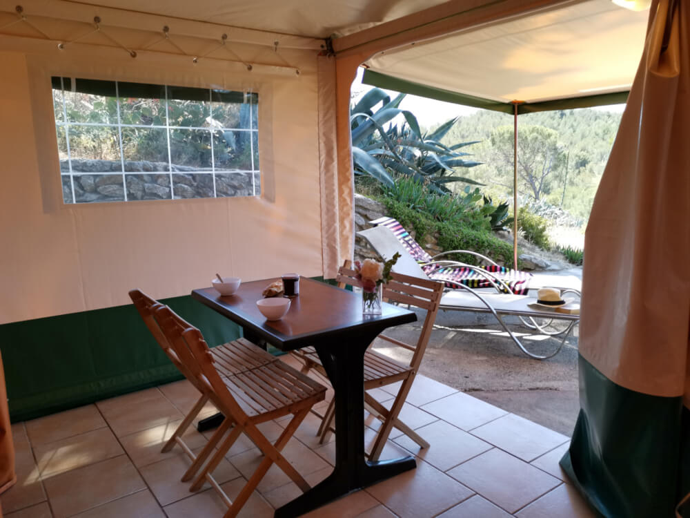 Intérieur d'une location bungalow toilée à St Cyr au Camping Clos Sainte Thérèse