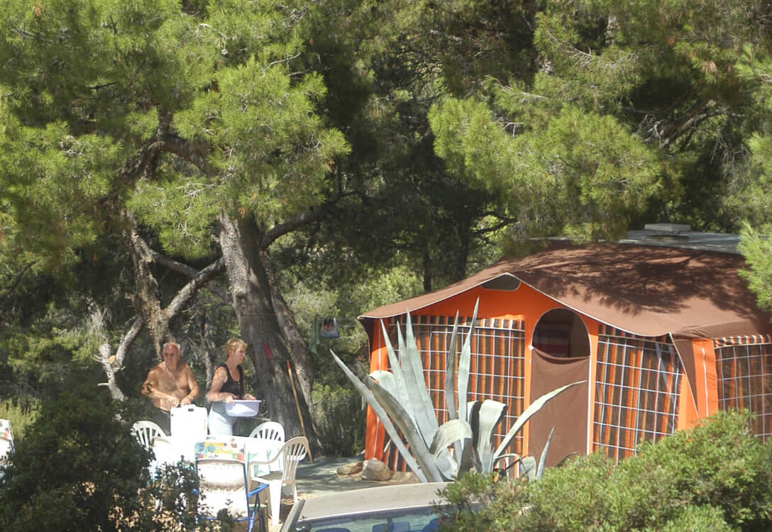 Emplacement camping caravane au Clos Sainte Thérèse à Saint Cyr sur Mer