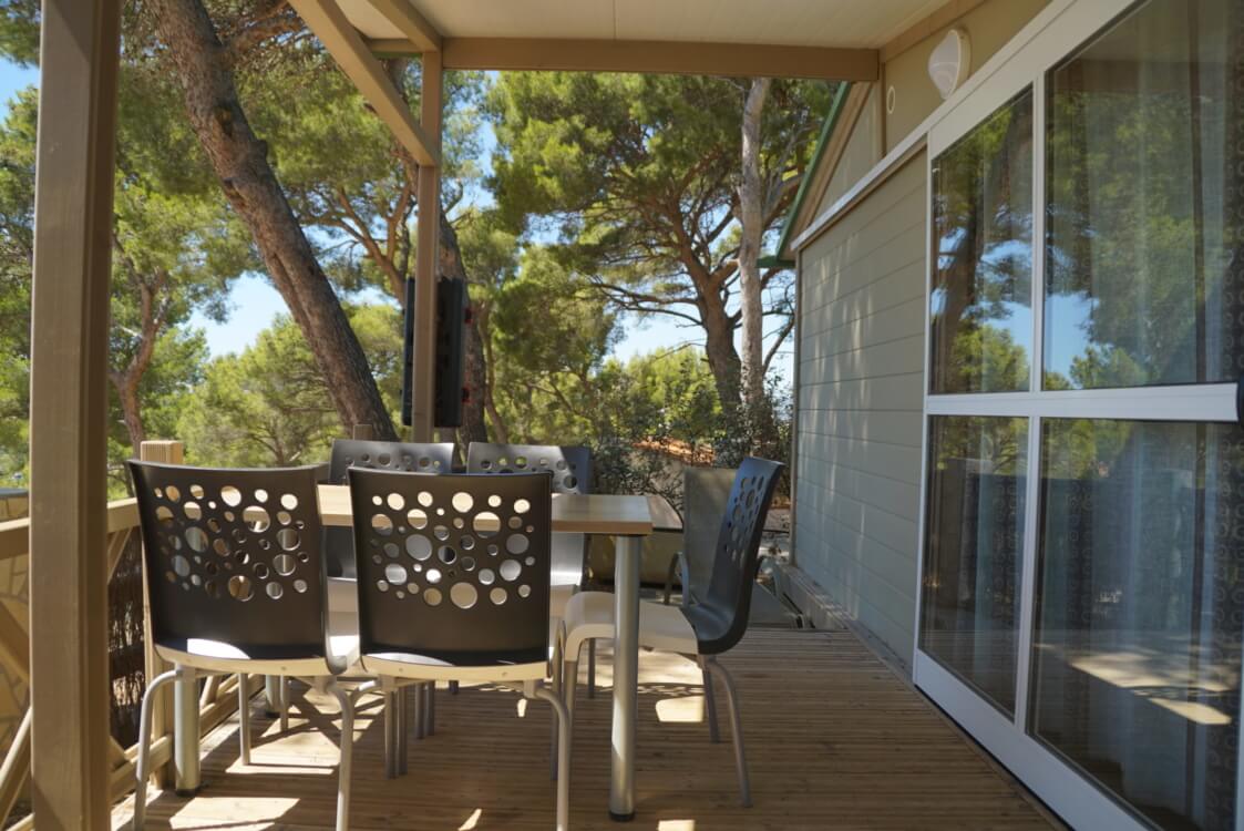 Terrasse du Chalet Bandol en camping 4 étoiles à Saint Cyr sur Mer