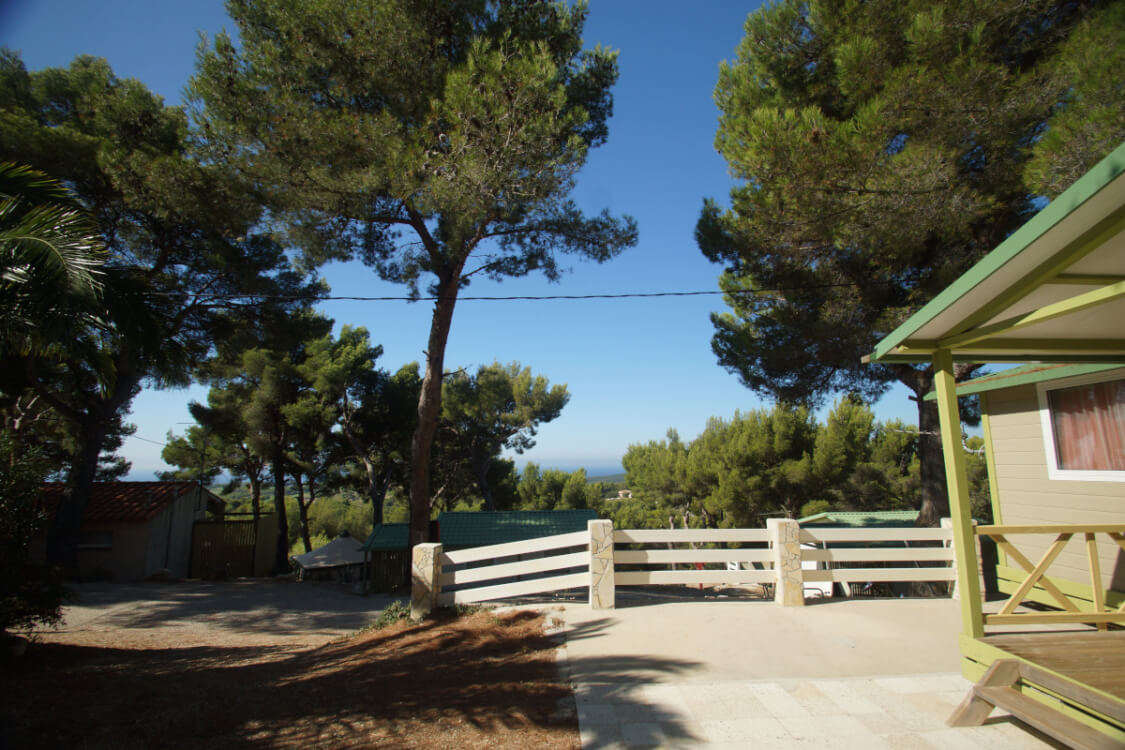 Vue du chalet Les Lecques en camping 4 étoiles à Saint Cyr sur Mer