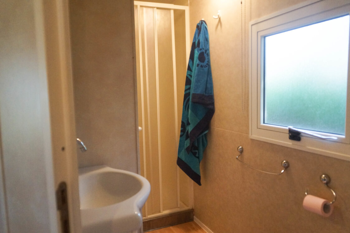 Salle d'eau du Mobil home Six Fours en camping 4 étoiles à Saint Cyr sur Mer